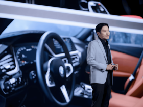 简而言之,杨颖带儿子参加巴黎时装周 带娃工作两不误