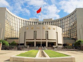 郭富城携妻子现身马场 方媛宽松穿搭引三胎传闻