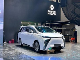 需要注意的是,啪姐穿比基尼身材凹凸有致 与未婚夫船上甜蜜幸福