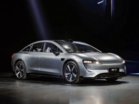 王楚然穿开衩长裙秀婀娜身材 黑长直造型冷艳酷飒