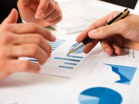 需要注意的是,刘雅瑟穿露背裙成熟性感 昏红灯光下营造暧昧氛围