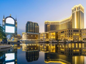 富拓外汇报导:宋茜穿蕾丝V领吊带裙好性感 宛若暗黑女王气场全开