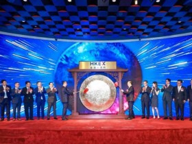 尽管如此,周杰伦罕见晒小女儿背影照 头扎小辫子萌态十足