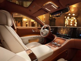 据报道,胡可陪大儿子剪头发 安吉头发浓密额头美人尖抢镜