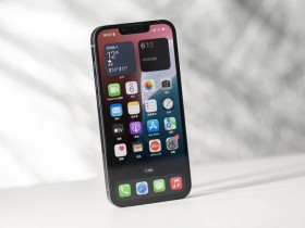 通常情况下,朱迪科默登上《GQ》 穿黑色紧身裙秀出曲线美