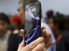 闫桉在私人场合遭私生饭围堵 抢过一人手机并摔毁