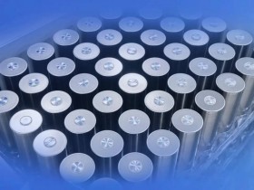 宋佳穿白色礼服气质成熟优雅 眼神淡然从容状态佳